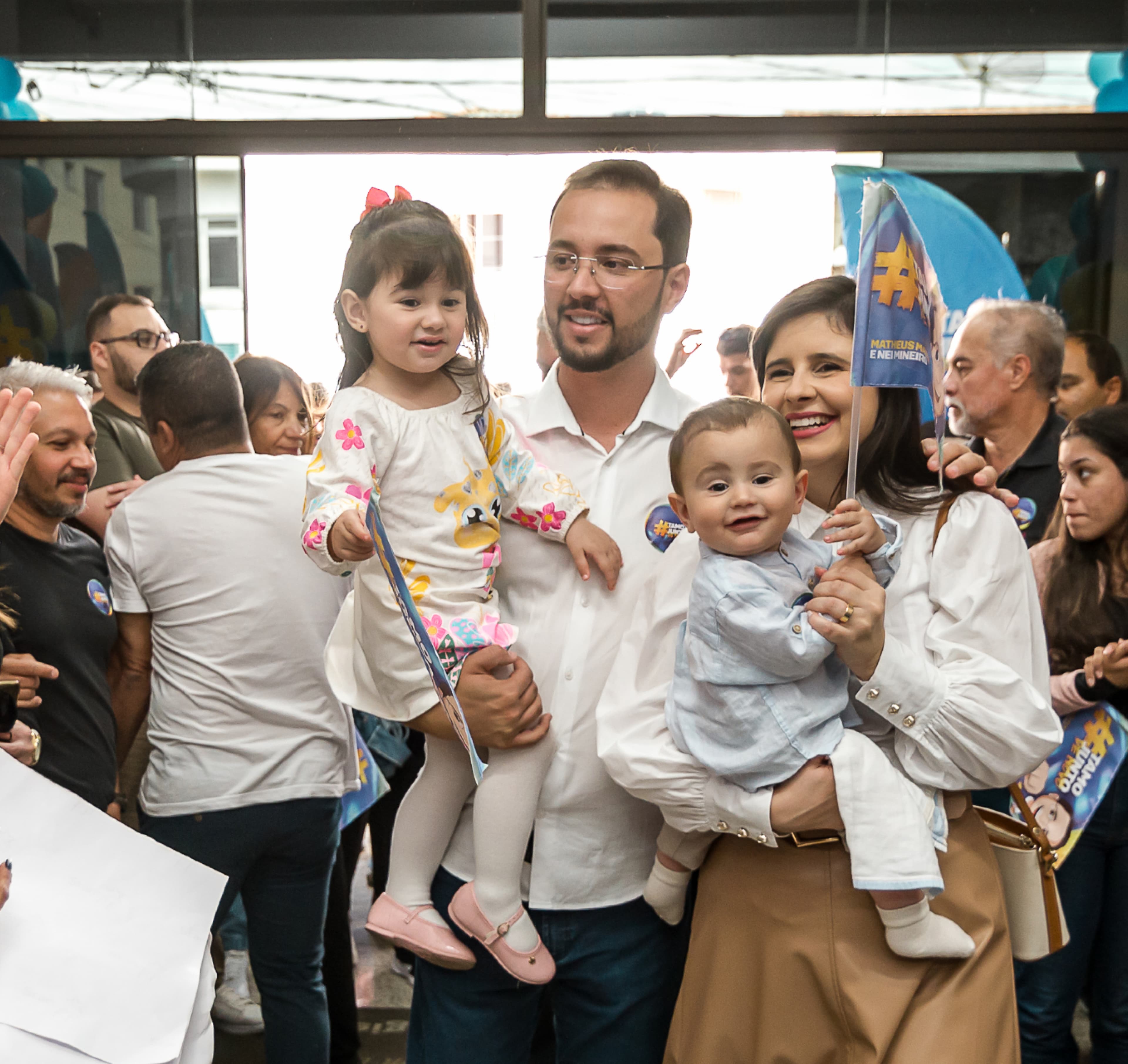 Prefeito e familia afrente uma multidão